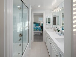 Combined shower/bathtub, hair dryer, towels - Oceanfront Penthouse w/ Unlimited Views & AC (San Diego)