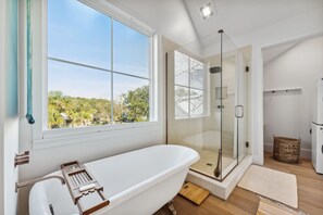 Combined shower/tub, towels