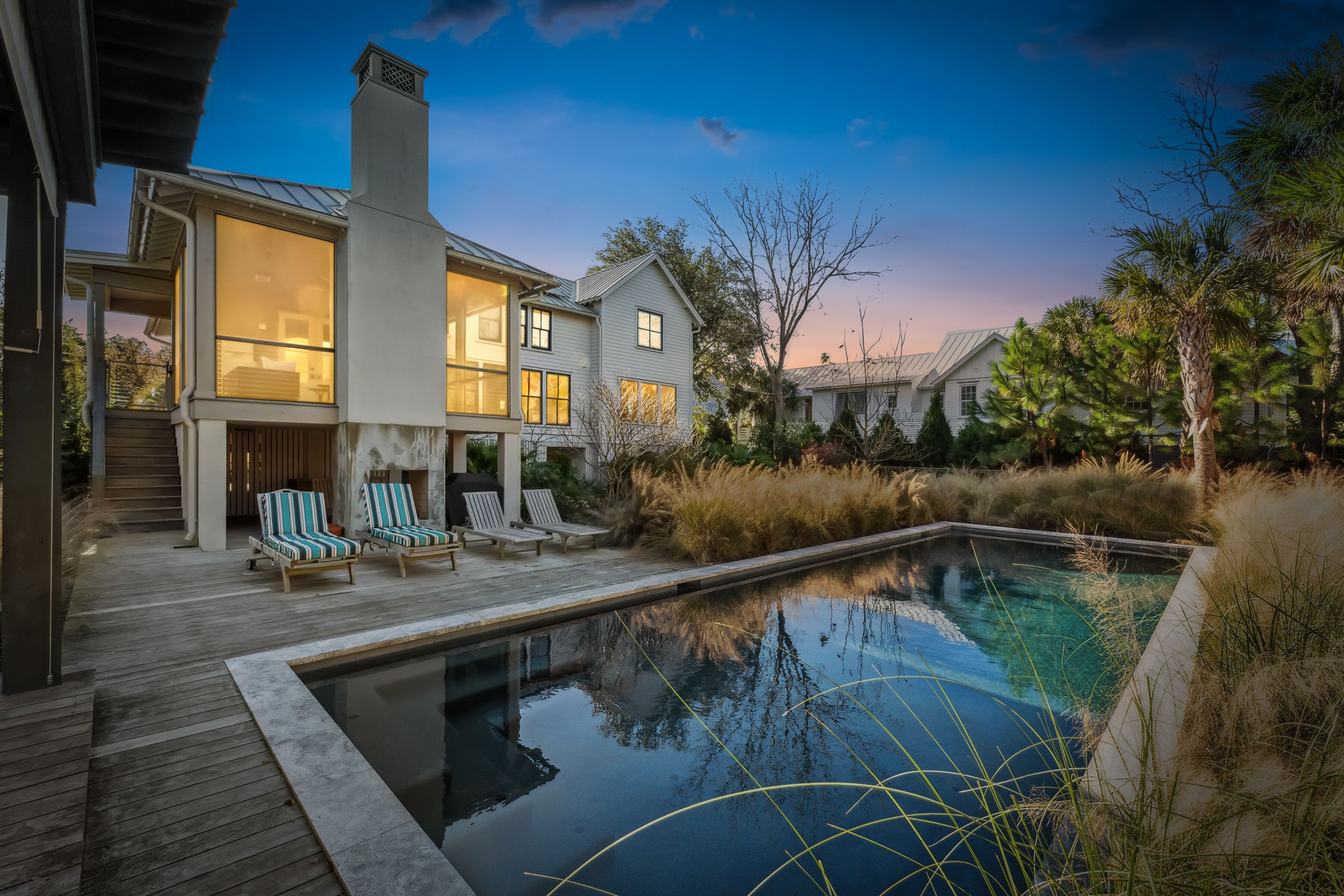 Une maison moderne dotée d’une piscine, d’un espace extérieur aménagé et d’un jardin bien entretenu.