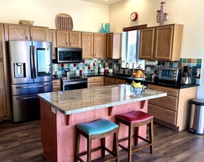 Kjøleskap, mikrobølgeovn, ovn og kokeplater