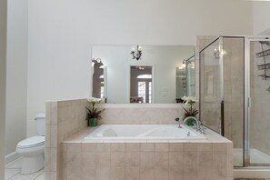 Ensemble douche/baignoire, baignoire à jets, serviettes fournies