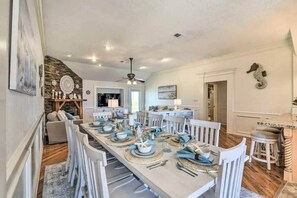Family dining - Absolute Paradise Galveston (Galveston)