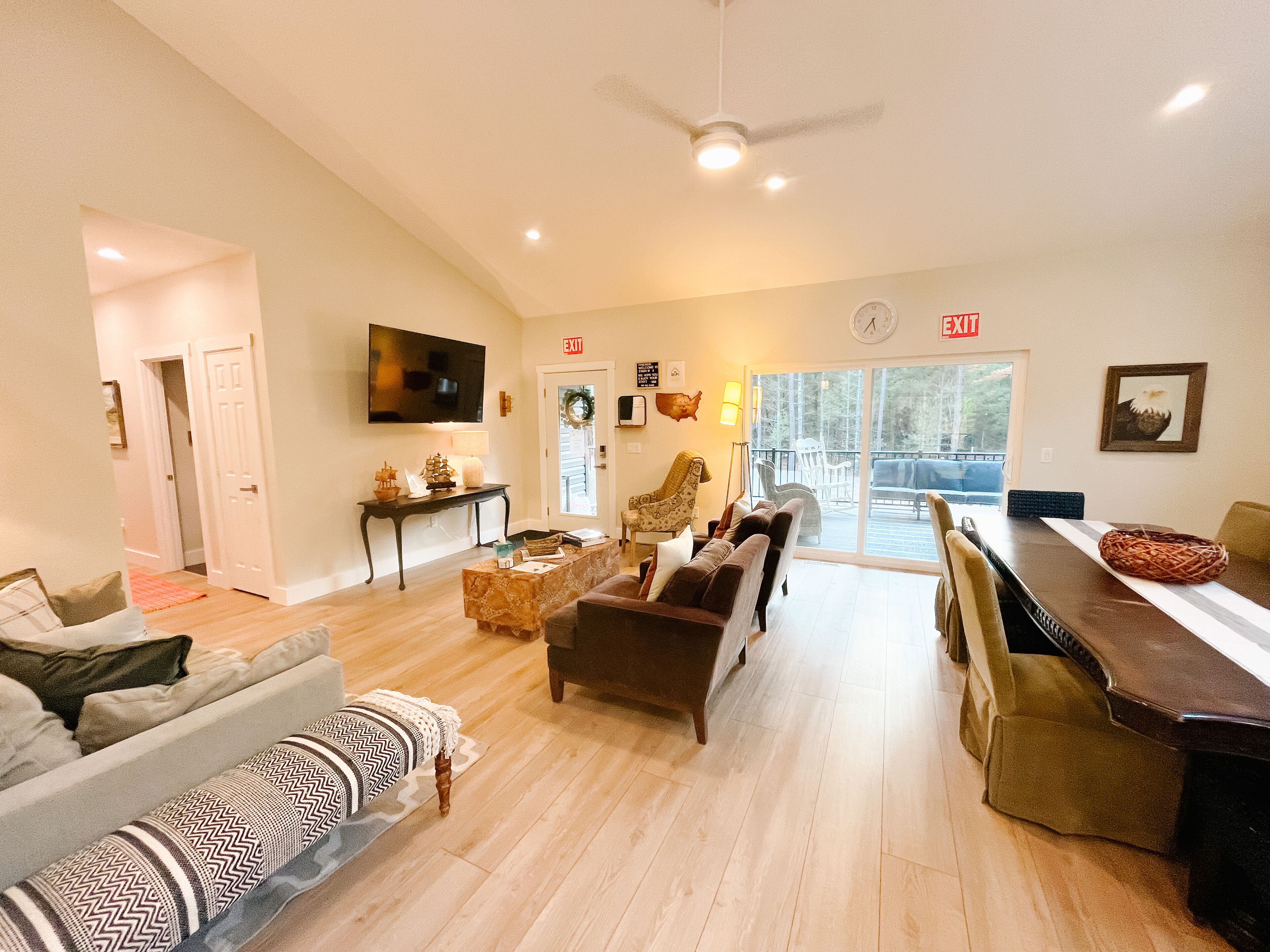 Smart-TV, fotballspill, bordtennis og bøker