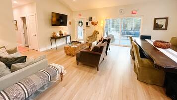 Smart-TV, fotballspill, bordtennis og bøker