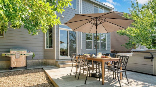 Front of property - Canal Trail Base Camp by Avantstay Hot Tub + Deck + Walk to Pickleball + 10 Min to Bend Family Friendly (Bend)