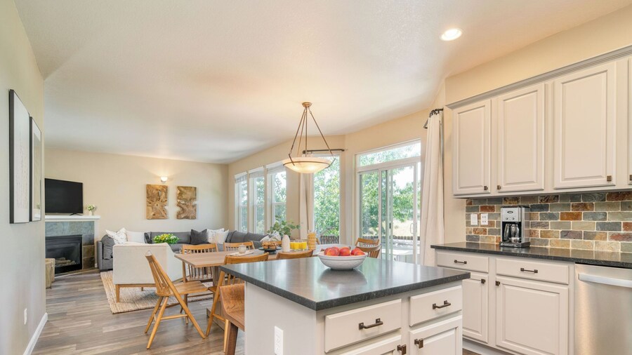 Canal Trail Base Camp by Avantstay Hot Tub + Deck + Walk to Pickleball + 10 Min to Bend Family Friendly