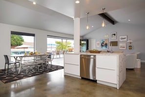 Casa (Multiple Bedrooms) | Parte interna