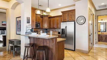 Condo, Multiple Beds, Balcony, Mountain View (Above It All) | Private kitchen | Fridge, microwave, oven, stovetop