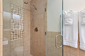 Ensemble baignoire-douche, séchoir à cheveux, serviettes fournies