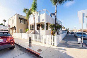 House (4 Bedrooms) | Interior - Sea Sight by Avantstay Walk to Newport Beach (Newport Beach)