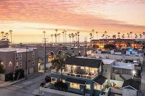 A coastal residential area with a prominent building featuring a balcony and a view of the beach. - Sea Sight by Avantstay Walk to Newport Beach (Newport Beach)