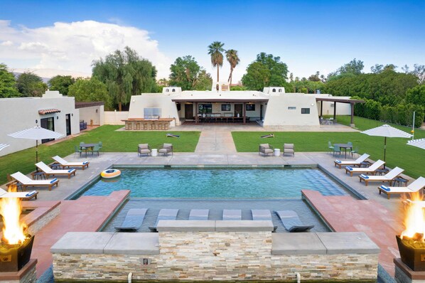 Outdoor pool - Starlight Estate by Avantstay 26 People! Architectual Mansion w/ Pool, Tennis Court, Game Room (Indio)