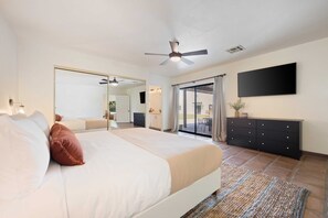 8 Schlafzimmer, Bügeleisen/Bügelbrett