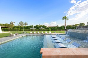 Outdoor pool - Starlight Estate by Avantstay 26 People! Architectual Mansion w/ Pool, Tennis Court, Game Room (Indio)