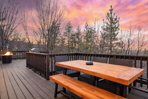 Terrace/patio - Blue Spruce by Avantstay Cozy Home w/ Dual Decks (Lake Arrowhead)