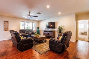 Casa, varias camas, acceso a la alberca, vista a la alberca | Área de sala de estar | Televisión de 40 pulgadas con canales por cable