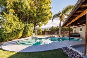 Casa, varias camas, acceso a la alberca, vista a la alberca | Vista al agua