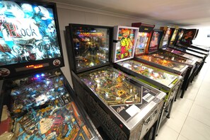 Una hilera de máquinas de pinball en una sala.