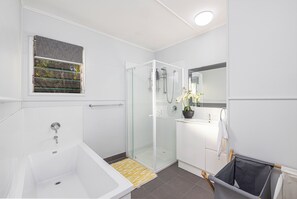 Douche, sĂšche-cheveux, serviettes fournies, savon