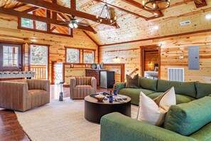 Interior - Daybreak by Avantstay Sleeps 18 Cabin + Pool/spa (Sevierville)
