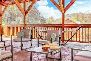 Exterior - Daybreak by Avantstay Sleeps 18 Cabin + Pool/spa (Sevierville)