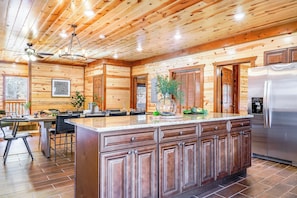 Interior - Daybreak by Avantstay Sleeps 18 Cabin + Pool/spa (Sevierville)