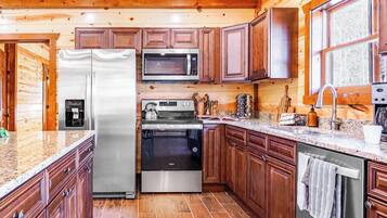 Casa (Multiple Bedrooms) | Cozinha privada | Geladeira, fogão, cooktop, talheres/pratos/utensílios de cozinha