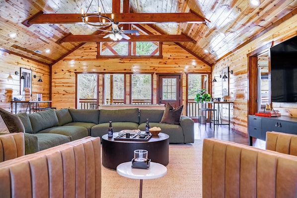 Interior - Daybreak by Avantstay Sleeps 18 Cabin + Pool/spa (Sevierville)