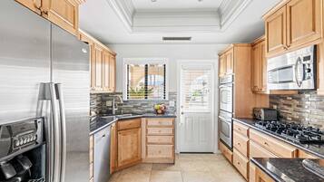 House (5 Bedrooms) | Interior