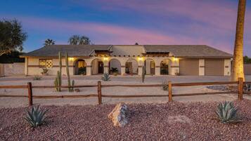 House (5 Bedrooms) | Interior