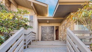 A house with a stone facade, a wooden staircase, and a gated entrance. - Asher by Avantstay Mountain Escape + Pool/spa (Weaverville)
