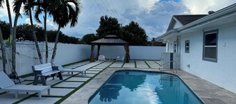 Remodeled cozy family house with heated pool, 10 min from the airport!
