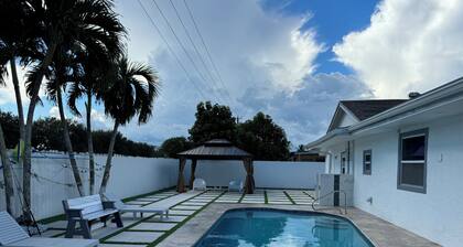 Remodeled cozy family house with heated pool, 10 min from the airport!