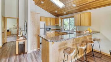 House (4 Bedrooms) | Private kitchen | Fridge, microwave, oven, stovetop