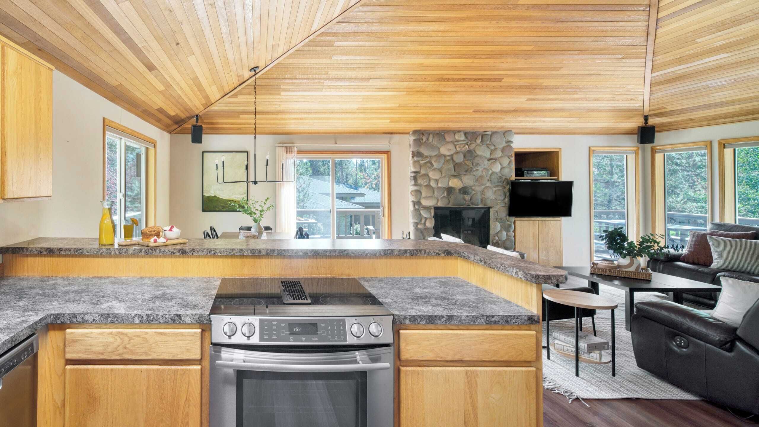 Huis (4 Bedrooms) | Privékeuken | Een koelkast, een microgolfoven, een oven, een kookplaat