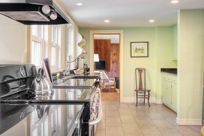 House (5 Bedrooms) | Private kitchen - Whitney by Avantstay Private Berkshires Estate (Sheffield)