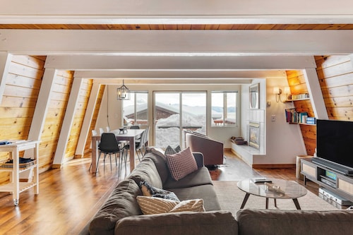 Chickadee by Avantstay Modern A-frame Cabin