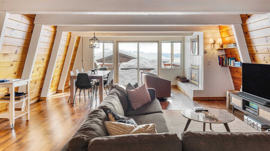 Chickadee by Avantstay Modern A-frame Cabin