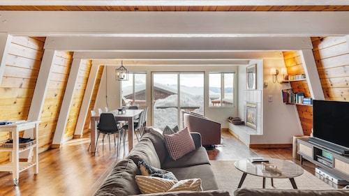 Chickadee by Avantstay Modern A-frame Cabin