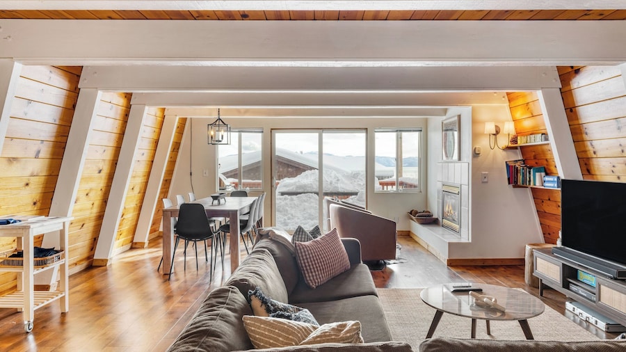 Chickadee by Avantstay Modern A-frame Cabin