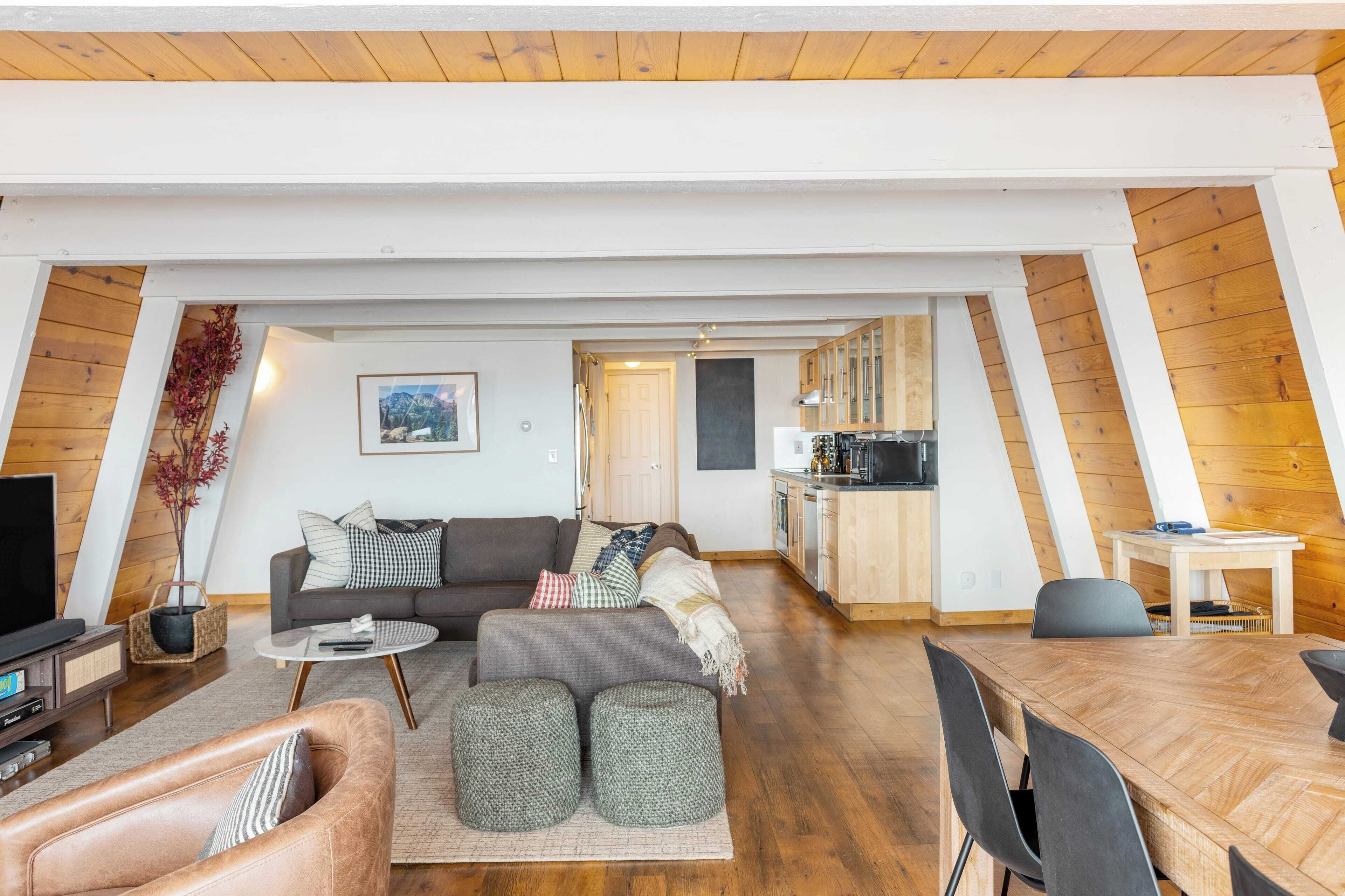 Un apartamento estilo loft con sala de estar, cocina y comedor.