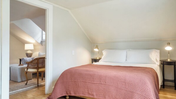 A bedroom with a bed, two bedside lamps, a nightstand, a chair, and a patterned rug. - Cordelia by Avantstay Amazing Backyard, 10mins From Stockbridge! (Lee)