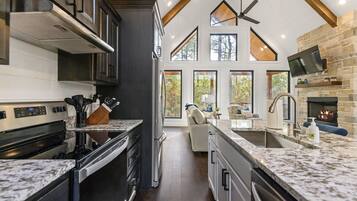 Een koelkast, een magnetron, een oven, een kookplaat