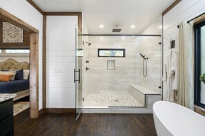 Bañera, secador de pelo y toallas