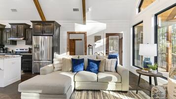 Een smart-tv en een open haard