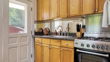 Apartment (1 Bedroom) | Private kitchen | Fridge, oven, stovetop, cookware/dishes/utensils