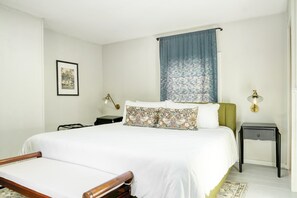 A neatly arranged bedroom with a bed, bedside tables, and a framed picture on the wall. - Eloise by Avantstay Historic Upstate Apartment Near Hudson River (Saugerties)