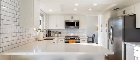 House, Multiple Beds, Pool Access, Mountain View | Private kitchen | Fridge, microwave, oven, stovetop