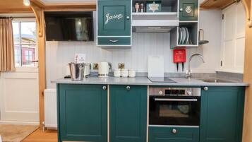 Geladeira, lava-louças, chaleira elétrica, torradeira