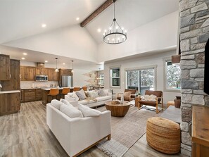 Smart-tv, eldstad, dvd-spelare och bordsfotboll